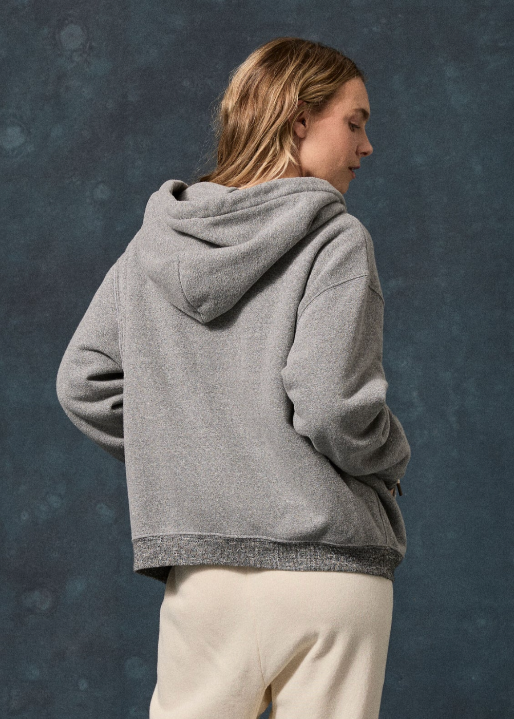 THE GREAT Fleece Campus Hoodie - Dark Heather Grey